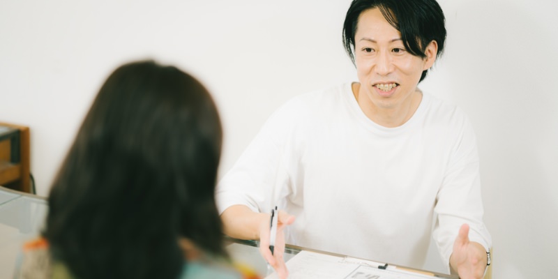 都城市の予防美容サロンで行う頭皮カウンセリング風景