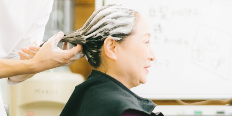 都城市の予防美容サロンで行う施術風景
